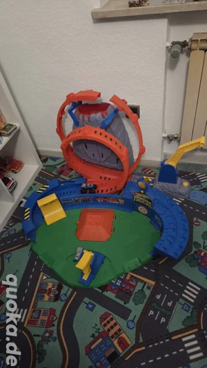 Hot Wheels Monster Truck Rennbahn mit T-Rex mit Vulkan