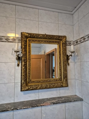 Eleganter Spiegel mit Facettenschliff in Barockrahmen mit zwei Wandlampen