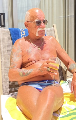 Du W stehst auf ältere Männer?Bist Devot,Älter und Mollig. Ich M 70 suche Dich.