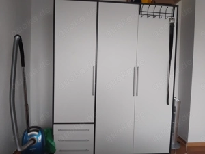 Kleiderschrank im neuwertigen Zustand