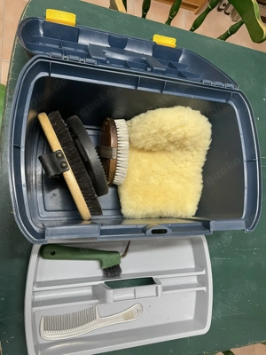 Pferdeputzkasten nebst Zubehör