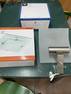 2 Deckenleuten unbenutzt und 1 Wandleuchte abzugeben