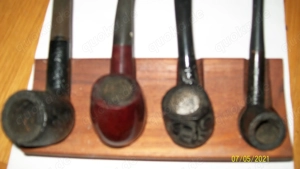 Pfeifenhalter mit Pfeifen