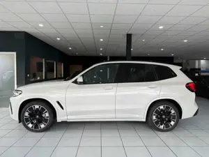 BMW X3 iX3 Impressive*M-PAKET*PANO*HEADUP*MEMORY*HK* Bild 2