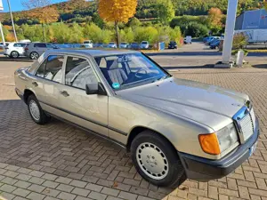 Mercedes-Benz E 230 E-Klasse Bild 2