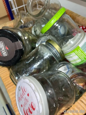 Schraub-Gläser in unterschiedlichen Größen abzugeben