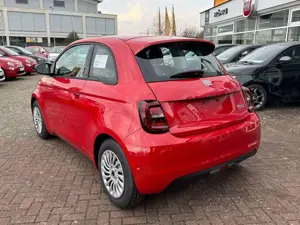 Fiat 500 Elektro RED MY25 Komfortpaket Automatik Bild 4