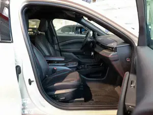 Ford Mustang Mach-E Premium 88 kWh +PANORAMA Bild 2