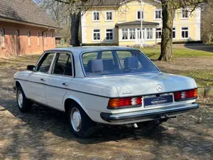 Mercedes-Benz 200 W123 Scheckheft gepflegt, schöner Zustand!