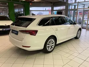 Skoda Octavia Combi 2.0 TDI Style NAVI AHK HUD ACC Bild 3