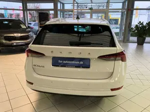Skoda Octavia Combi 2.0 TDI Style NAVI AHK HUD ACC Bild 4