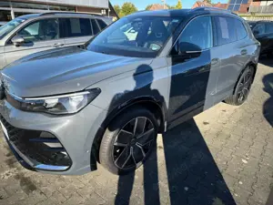 Volkswagen Tiguan 1.5 eTSI R-Line AHK Matrix 20Zoll 360° Standh.