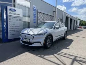 Ford Mustang Mach-E RWD / Weiß mit Perleffekt Metallic