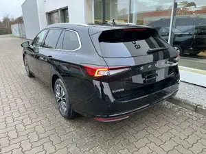 Skoda Superb Combi 1.5 eTSI  Selection AHK eKlap Navi Bild 3