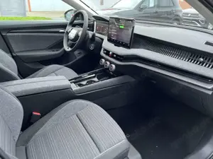Skoda Superb Combi 1.5 eTSI  Selection AHK eKlap Navi Bild 5