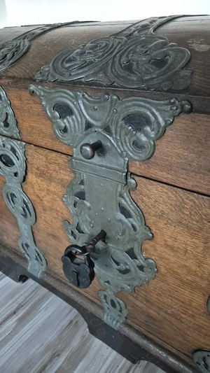 Buckeltruhe Eiche um 18hundert