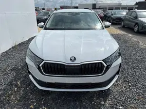 Skoda Octavia Combi SELECTION 1.5 TSI MHEV DSG AHK 360 HUD AC...