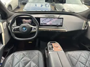 BMW iX M60 360° BW ACC Sitzklima Panoramadach AHK Bild 2