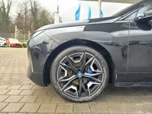 BMW iX M60 360° BW ACC Sitzklima Panoramadach AHK Bild 3