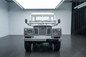 Land Rover Series 109 LWB/MILITÄRAUSFÜHRUNG/RESTAURIERT Bild 2