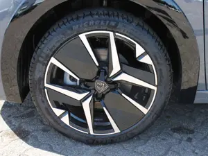 Peugeot 208 GT Hybrid 145 e-DSC6 Sicht  Navi Bild 5