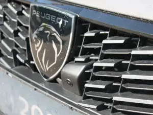 Peugeot 208 GT Hybrid 145 e-DSC6 Sicht  Navi Bild 4