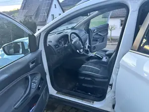 Ford Kuga 2.0 TDCi 2x4 Titanium Bild 2