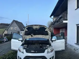 Ford Kuga 2.0 TDCi 2x4 Titanium Bild 3