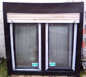 Kleine Doppeltfenster-Elemente mit aufgesetzten Rollarden