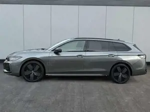 Volkswagen Passat Variant R-Line 4WD+PANO+AHK+HARMAN+NAV...