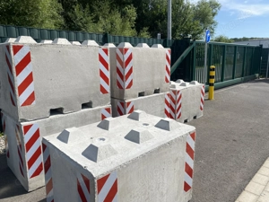 Botonpoller Anti Terror Poller aus Beton 1,8 Tonnen zur Miete