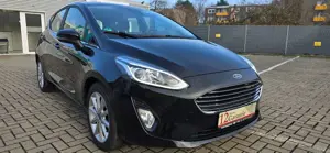 Ford Fiesta Titanium / 2 fach bereift /  Tüv  neu /
