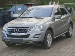 Mercedes-Benz ML 300 M-Klasse Diesel CDI 4Matic 7G-TRONIC DPF *AHK*