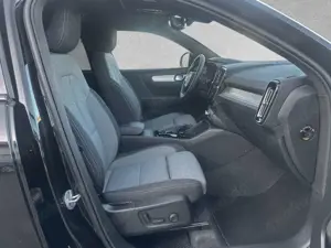 Volvo XC40 B3 MILD Hybrid Automatik Plus Black Edition Bild 4