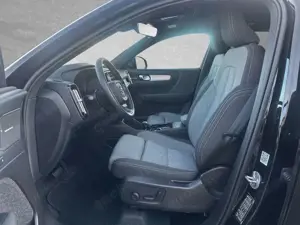 Volvo XC40 B3 MILD Hybrid Automatik Plus Black Edition Bild 3