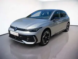 Volkswagen Golf VIII R-LINE 1.5TSI DSG PANORAMA.HARMAN.NAVI Bild 2