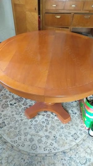 Schöner, stabiler runder Tisch