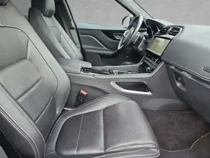 Jaguar F-Pace 20d R-Sport Bild 4