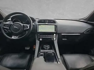 Jaguar F-Pace 20d R-Sport Bild 5