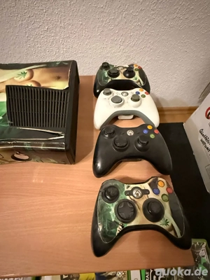 Xbox 360 mit vier Controllern und 49 spielen
