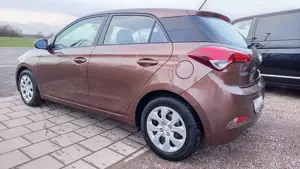 Hyundai i20 i20 blue 1.2 Klima,PDC,nur 33 tkm Bild 3