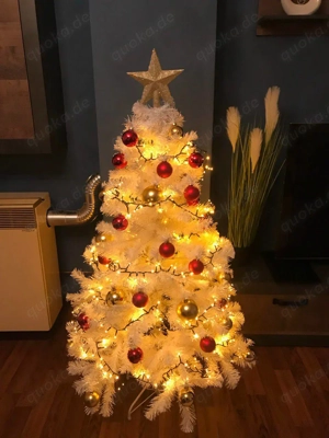 Künstlichen Neujahrbaum mit Dekoration und LED-Beleuchtung