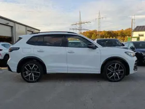 Volkswagen Tiguan 2.0 TDI 4M R-Line PANO*HK*AHK*MATRIX*20" Bild 2