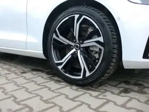 Volvo V60 Ultra Dark PHEV T6 *B+W Sound* Head Up*AHK*Busines Bild 5