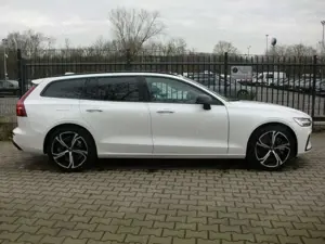 Volvo V60 Ultra Dark PHEV T6 *B+W Sound* Head Up*AHK*Busines Bild 4