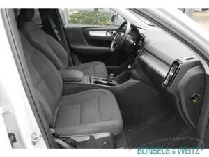 Volvo XC40 Momentum Pro 2WD T3 GEARTRONIC Navi Digitales Cock Bild 5