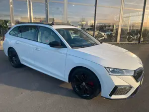 Skoda Octavia 2,0TSi Combi RS Pano Matrix AHK Columbus Bild 3