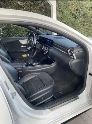Mercedes-Benz A 250 e 8G-DCT AMG Line Bild 4