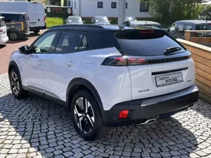 Peugeot 2008 1.2 PureTech GT Automatik Navi 17"Alu Bild 3