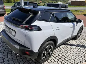 Peugeot 2008 1.2 PureTech GT Automatik Navi 17"Alu Bild 4